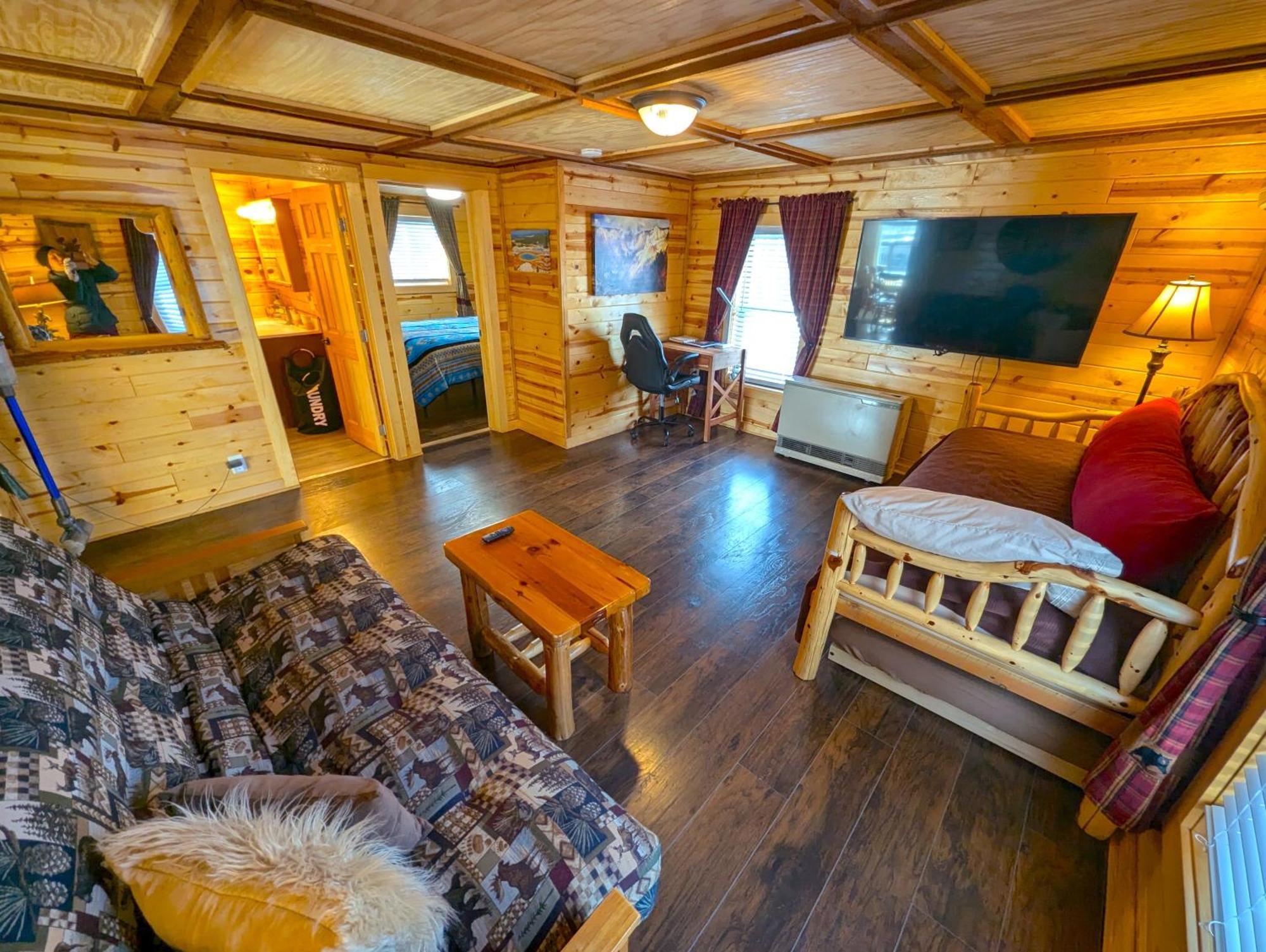 Yellowstone Treasure Guesthouses On The River Gardiner Exterior photo