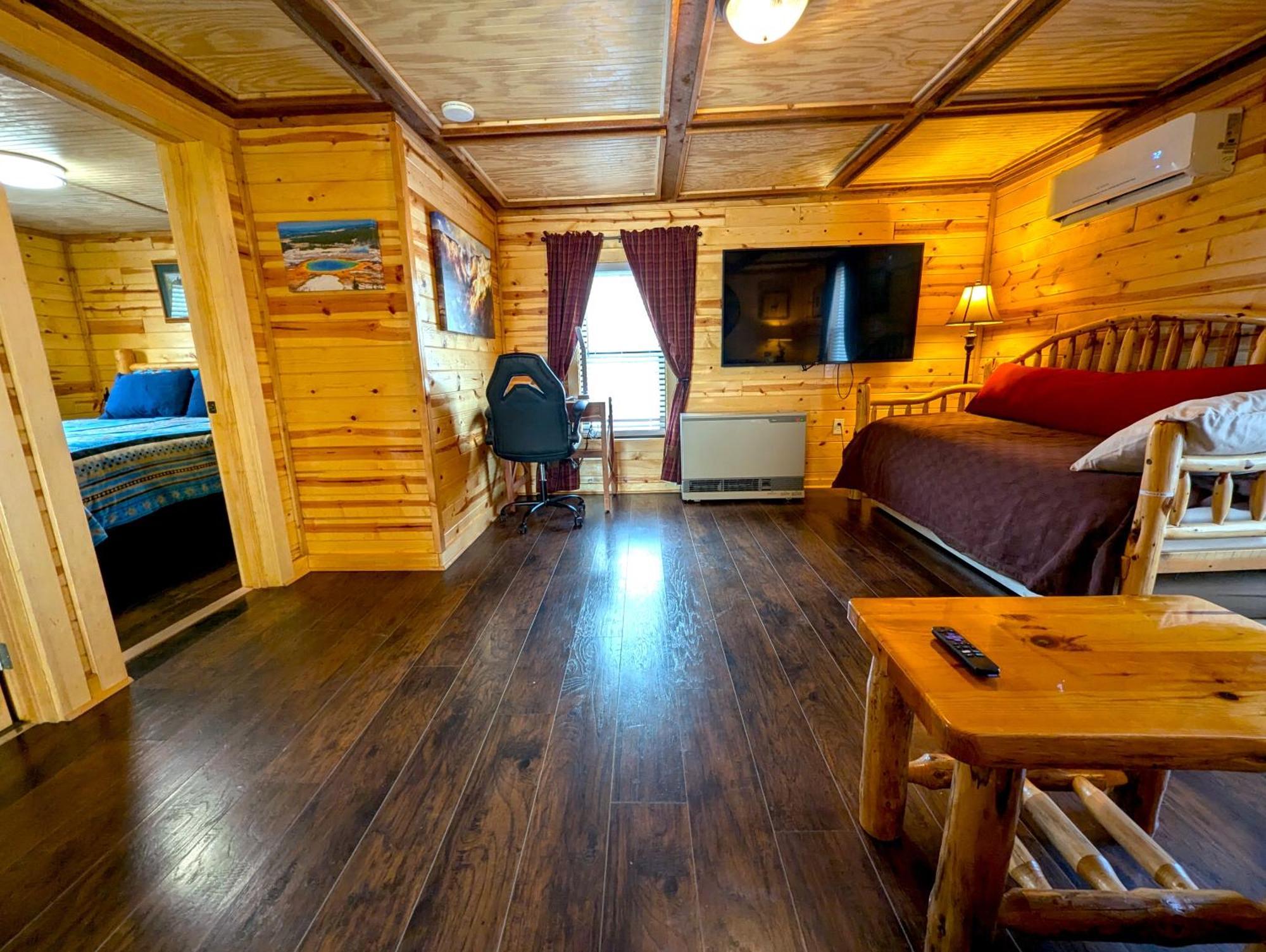 Yellowstone Treasure Guesthouses On The River Gardiner Exterior photo