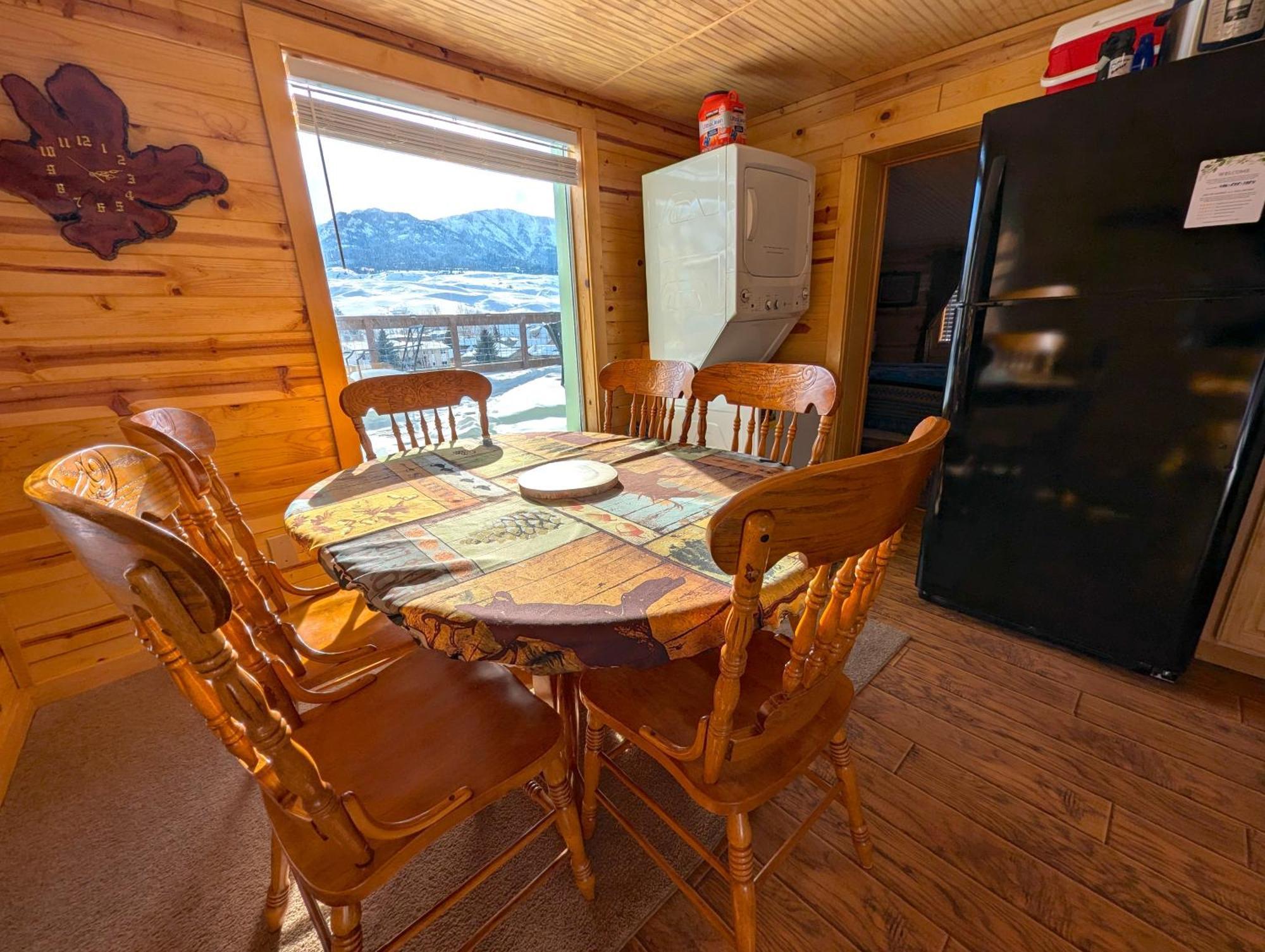 Yellowstone Treasure Guesthouses On The River Gardiner Exterior photo